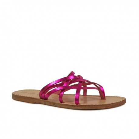 Ladies thong slippers in fuchsia laminated leather
