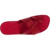 Rote Leder-Flip-Flops auf der großen Zehe und der Ledersohle
