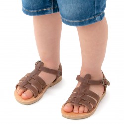 Sandalias gladiadoras para niño en piel nobuck marrón con cierre de hebilla