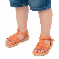 Kinder sandale aus orangefarbenem Kalbs leder mit Schnallen verschluss