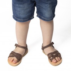 Sandalias gladiadoras trenzadas para niño en piel nobuck marrón con cierre de hebilla