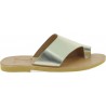 Handgefertigte Slip-On Tanga sandalen für Damen aus gold laminiertem Kalbs leder
