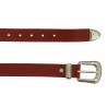 Cinturón de piel marrón con hebilla y punta de metal grabado