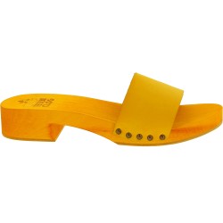 Zapatilla tacón de madera amarillo con banda de cuero hecho a mano