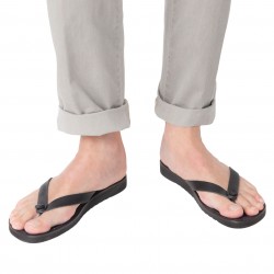Sandalias de cuero negro para hombres con suela de goma gruesa