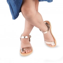 Girl's thong sandals in gold pink calfskin with buckle closure