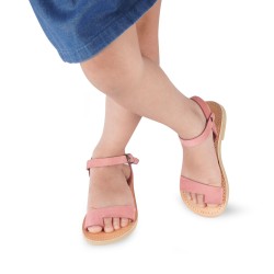 Sandalias para niña en piel nobuck rosa con cierre de hebilla