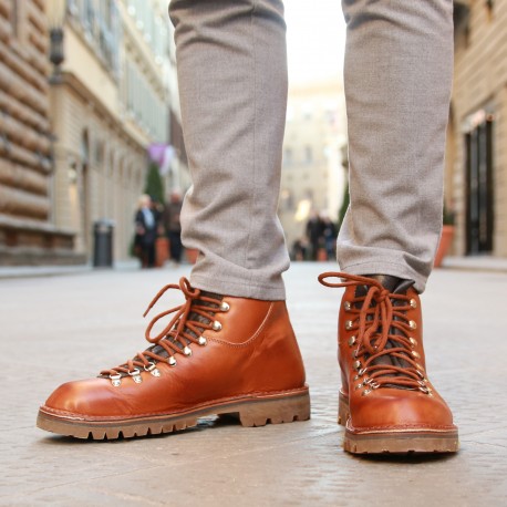 Mountain boot in vegetable-tanned leather in tan color | The leather ...