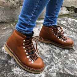 Women's mountain boot in tan leather with crepe sole