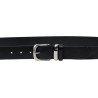 Cinturón de piel negro con hebilla y presilla de metal