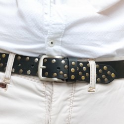 Cinturón de piel negro con tachuelas metálicas redondas