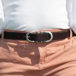 Cinturón de piel marron oscuro hecho a mano con ocho hebillas de metal.