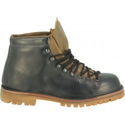 Handmade hiking boots in black vegetable-tanned leather