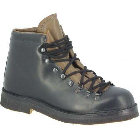 Unisex mountain boot in black leather with crepe sole