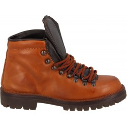 Mountain boot in vegetable-tanned leather in tan color