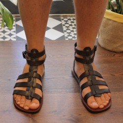 Sandalias romanas de cuero marrón oscuro para hombres hechos a mano en Italia